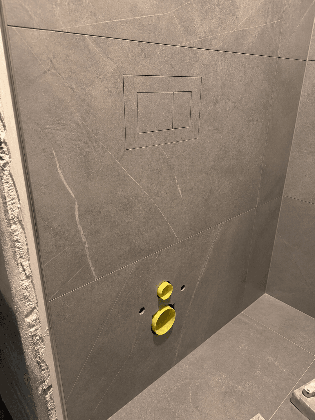 Flush plate cut-out during installation with the cistern connectors exposed